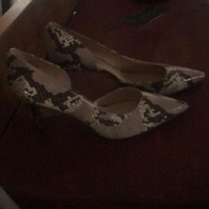 Hi heal snake print- size 9